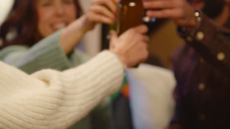 Cerca-De-Un-Grupo-De-Amigos-En-Casa-O-En-El-Bar-Celebrando-La-Fiesta-Del-Día-De-San-Patricio-Bebiendo-Alcohol-Y-Haciendo-Aplausos.
